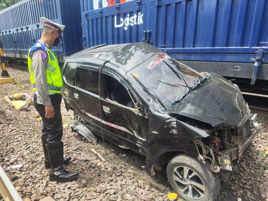 Detik-detik KA Baranjang Hantam Mobil Avanza, Warga Sekitar Histeris