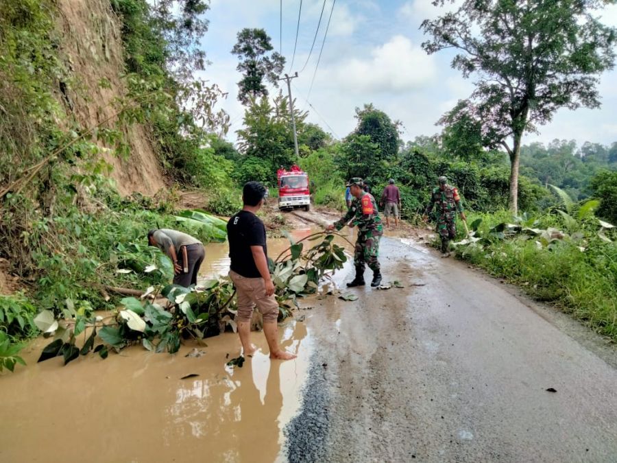 Warga Bersama Babinsa Koramil 403-10/Banding Agung Gotong Royong Bersihkan Jalan Akibat Longsor