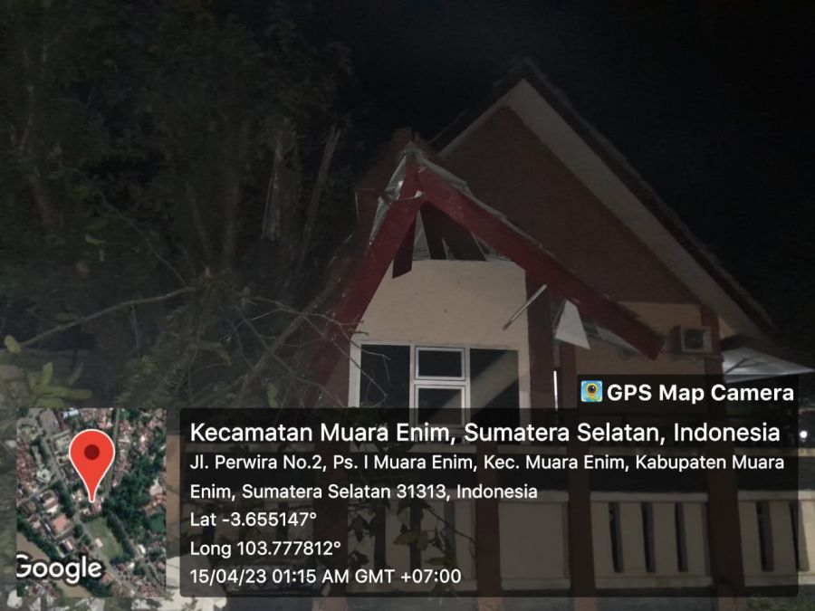 Warga Muara Enim Sekitar Gerai Oleh-oleh Dikagetkan Pohon Besar Tumbang Melintang Jalintas
