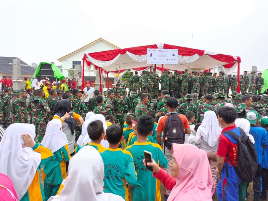 Yonif 141/AYJP Sinergitas Dengan PGRI Gelar Bersih Sampah di Tanjung Enim