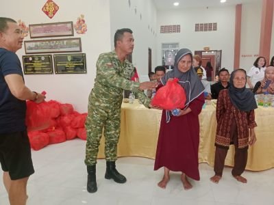Babinsa Teluk Pinang Ramil 05/Gas Monitoring Baksos Pembagian Sembako di Vihara, Wujud Sinergi TNI