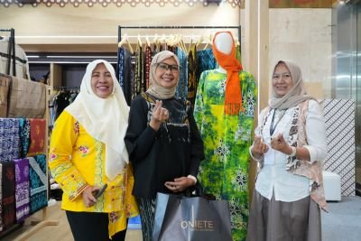 dari-tapis-batik-kujur-hingga-songket-silungkanh-ptba-pamerkan-wastra-nusantara-di-inactaft-2026