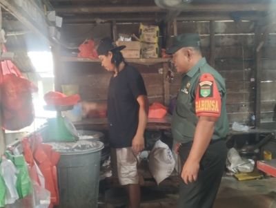 Dukung Ketahanan Ekonomi,Babinsa Koramil 01/Bangko Cek Usaha Pembuatan Bakso di Labuhan Tangga Besar