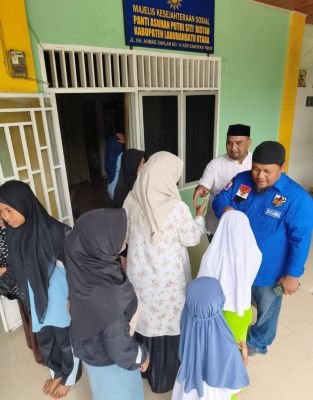 Gelar Jum'at Berkah,  DPD KNPI Labura Santuni Panti Asuhan, Jukir hingga Abang Becak