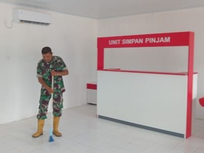 Jelang Operasional, Babinsa Bersihkan Gedung Koperasi Merah Putih Muntai Barat