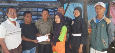 Ketua PKBM Cedikia Unggul Bersama Siswi Berikan Bantuan Ke Masyarakat Yang Terkena Musibah Kebakaran