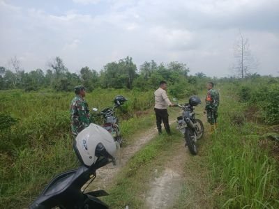 Tak Ingin Lengah Babinsa Koramil 07/Kampar Tetap Lakukan Patroli dan Sosialisasi Karhutlah.