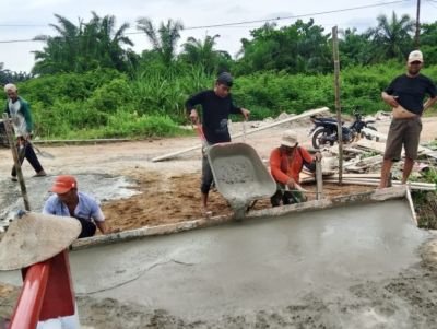 Tuntas 100 Persen, Pengecoran Tapak Injak Jembatan Garuda Wilayah Koramil 01/Bangko Selesai Dikerjak